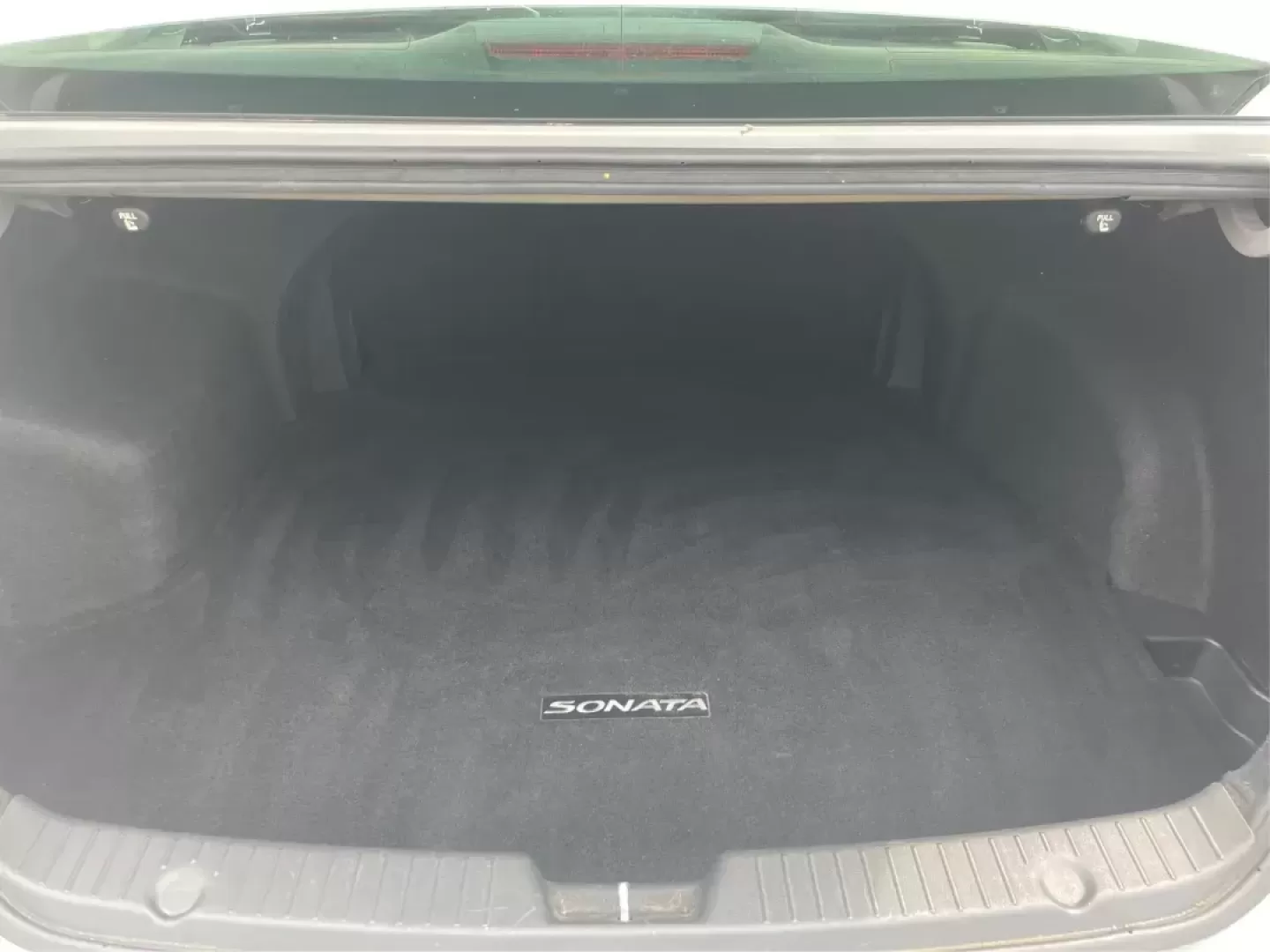 2012 Hyundai Sonata Limited (5NPEC4AC5CH) with an 2.4L I-4 gasoline direct injection engine, located at 1230 East Main St, Xenia, OH, 45385, (937) 908-9800, 39.688026, -83.910172 - One Owner - Photo#11