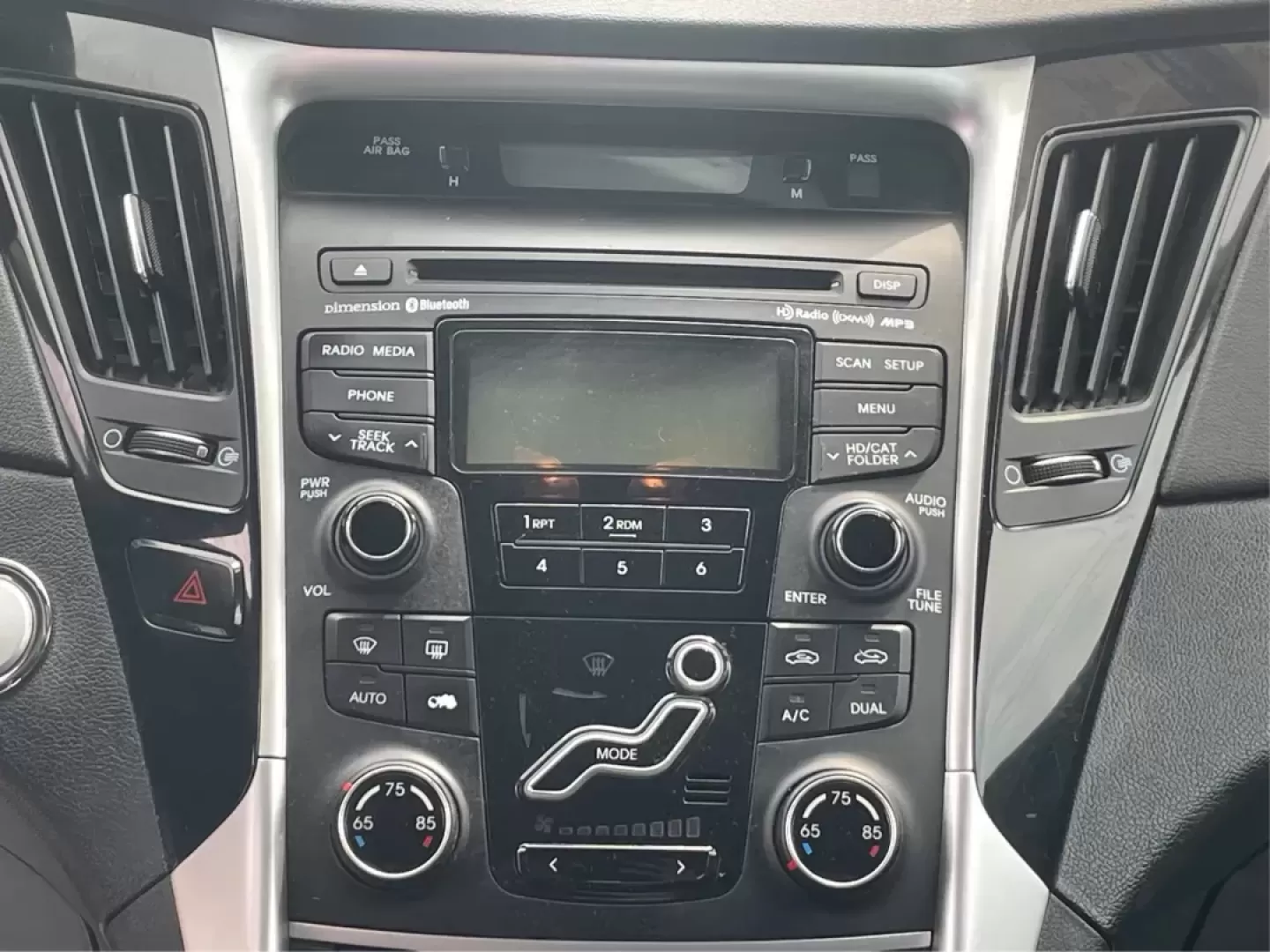 2012 Hyundai Sonata Limited (5NPEC4AC5CH) with an 2.4L I-4 gasoline direct injection engine, located at 1230 East Main St, Xenia, OH, 45385, (937) 908-9800, 39.688026, -83.910172 - One Owner - Photo#12