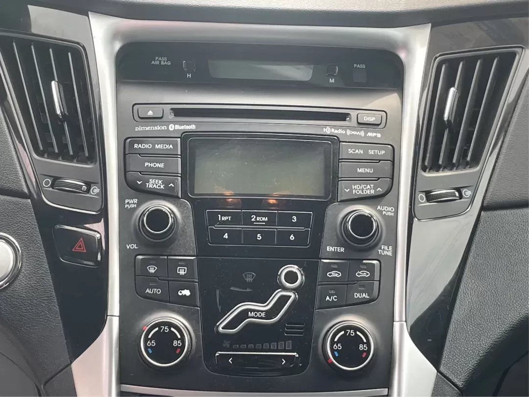 2012 Hyundai Sonata Limited (5NPEC4AC5CH) with an 2.4L I-4 gasoline direct injection engine, located at 1230 East Main St, Xenia, OH, 45385, (937) 908-9800, 39.688026, -83.910172 - One Owner - Photo#12