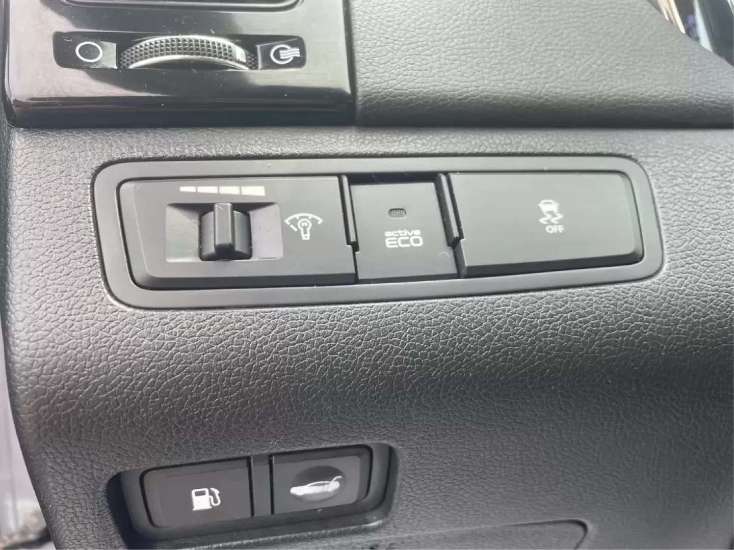 2012 Hyundai Sonata Limited (5NPEC4AC5CH) with an 2.4L I-4 gasoline direct injection engine, located at 1230 East Main St, Xenia, OH, 45385, (937) 908-9800, 39.688026, -83.910172 - One Owner - Photo#16