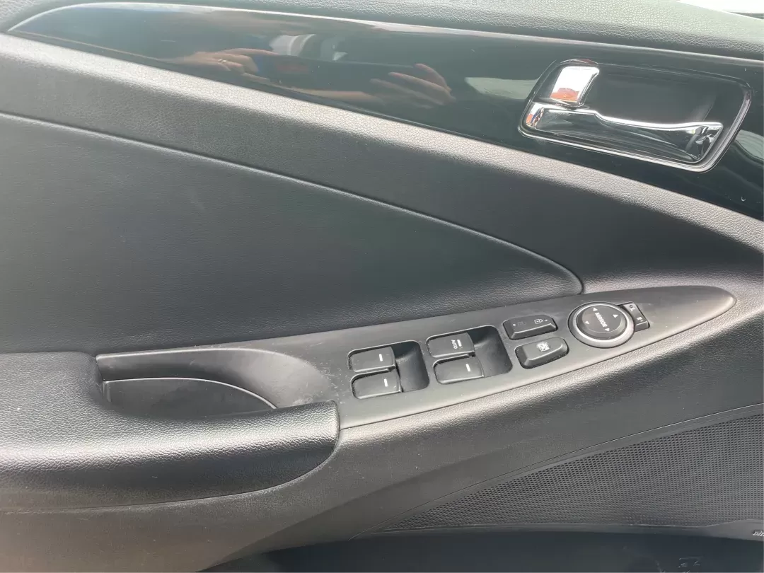 2012 Hyundai Sonata Limited (5NPEC4AC5CH) with an 2.4L I-4 gasoline direct injection engine, located at 1230 East Main St, Xenia, OH, 45385, (937) 908-9800, 39.688026, -83.910172 - One Owner - Photo#18
