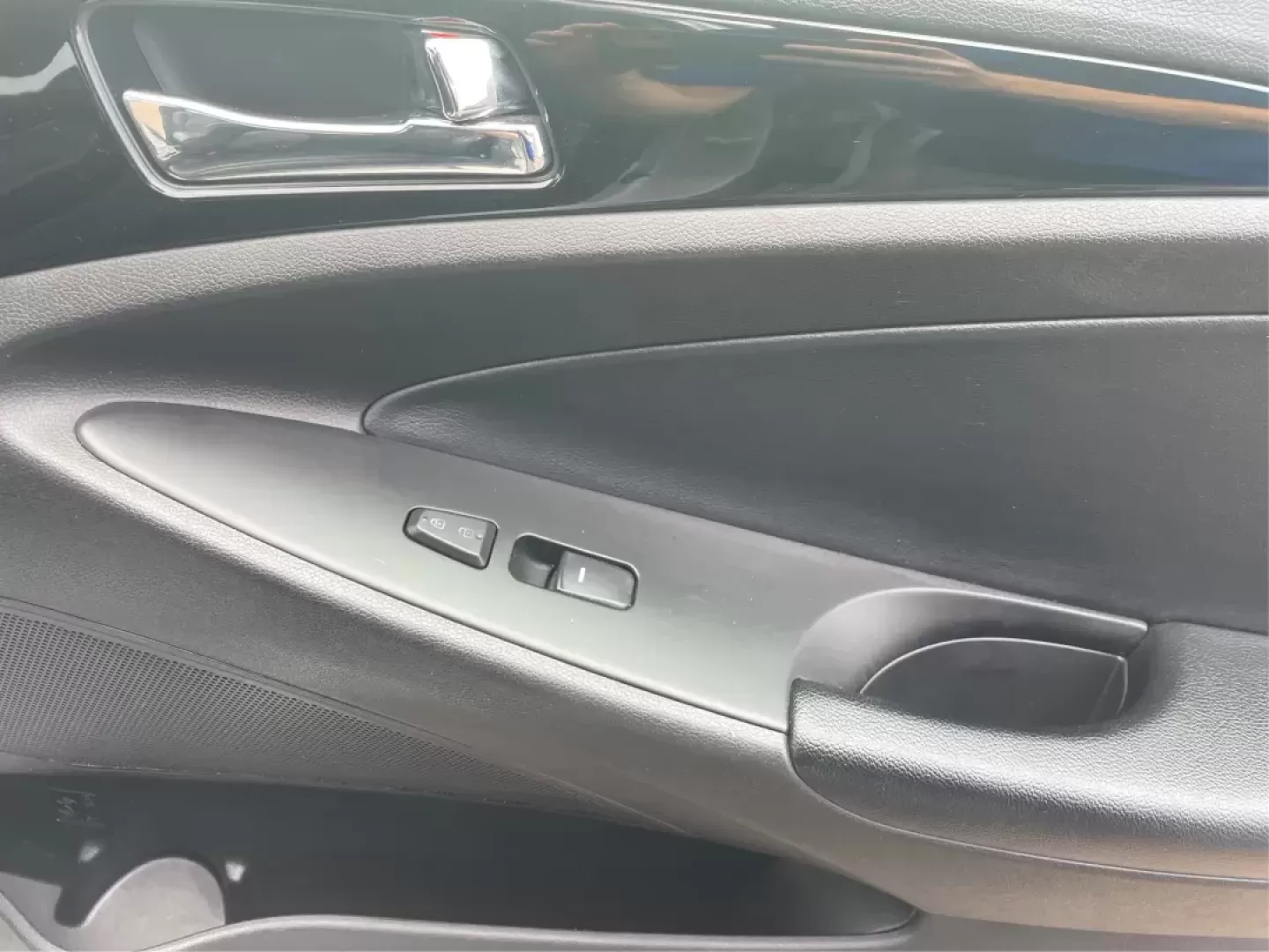 2012 Hyundai Sonata Limited (5NPEC4AC5CH) with an 2.4L I-4 gasoline direct injection engine, located at 1230 East Main St, Xenia, OH, 45385, (937) 908-9800, 39.688026, -83.910172 - One Owner - Photo#19