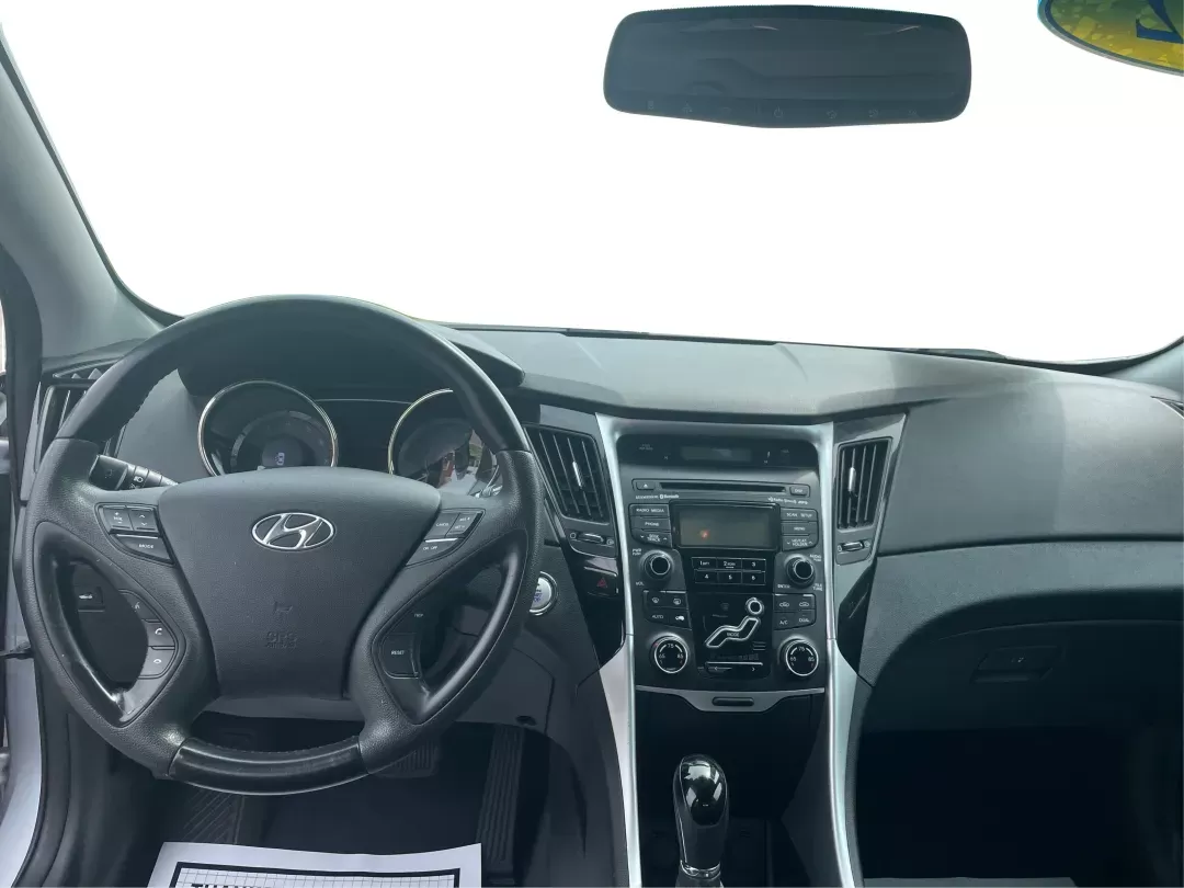 2012 Hyundai Sonata Limited (5NPEC4AC5CH) with an 2.4L I-4 gasoline direct injection engine, located at 1230 East Main St, Xenia, OH, 45385, (937) 908-9800, 39.688026, -83.910172 - One Owner - Photo#20