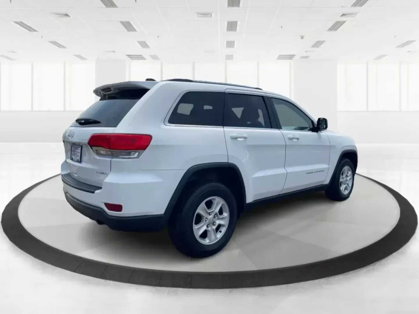 2014 Jeep Grand Cherokee Laredo (1C4RJFAGXEC) with an 3.6L V-6 DOHC engine, located at 880 E. National Road, Vandalia, OH, 45377, (937) 908-9800, 39.891918, -84.183594 - 2014 Jeep Grand Cherokee Laredo - Photo#2