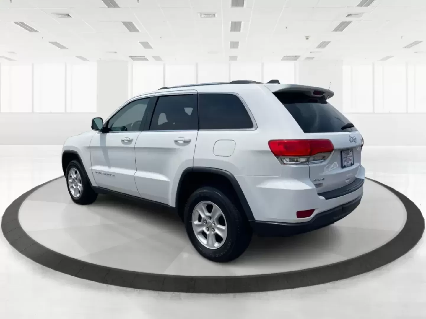 2014 Jeep Grand Cherokee Laredo (1C4RJFAGXEC) with an 3.6L V-6 DOHC engine, located at 880 E. National Road, Vandalia, OH, 45377, (937) 908-9800, 39.891918, -84.183594 - 2014 Jeep Grand Cherokee Laredo - Photo#4
