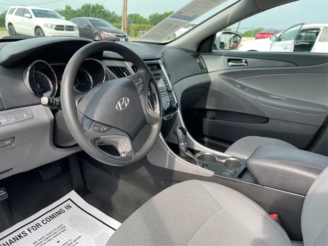2013 Hyundai Sonata GLS (5NPEB4AC1DH) with an 2.4L I-4 gasoline direct injection engine, located at 8750 N County Rd 25A, Piqua, OH, 45356, (937) 908-9800, 40.164391, -84.232513 - Photo#8