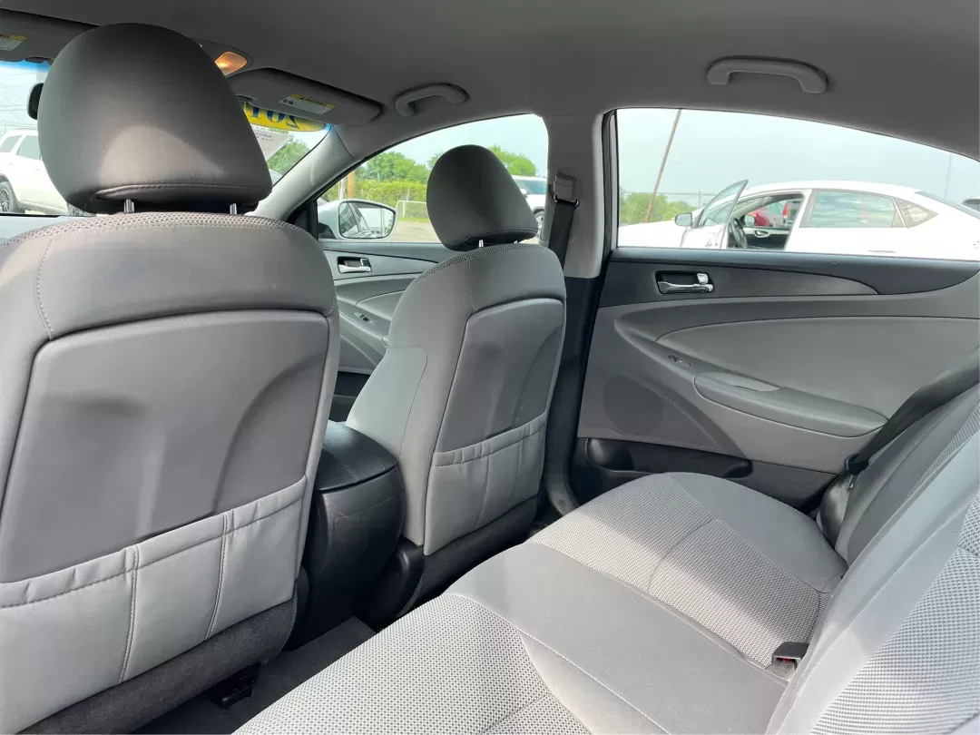2013 Hyundai Sonata GLS (5NPEB4AC1DH) with an 2.4L I-4 gasoline direct injection engine, located at 8750 N County Rd 25A, Piqua, OH, 45356, (937) 908-9800, 40.164391, -84.232513 - Photo#9