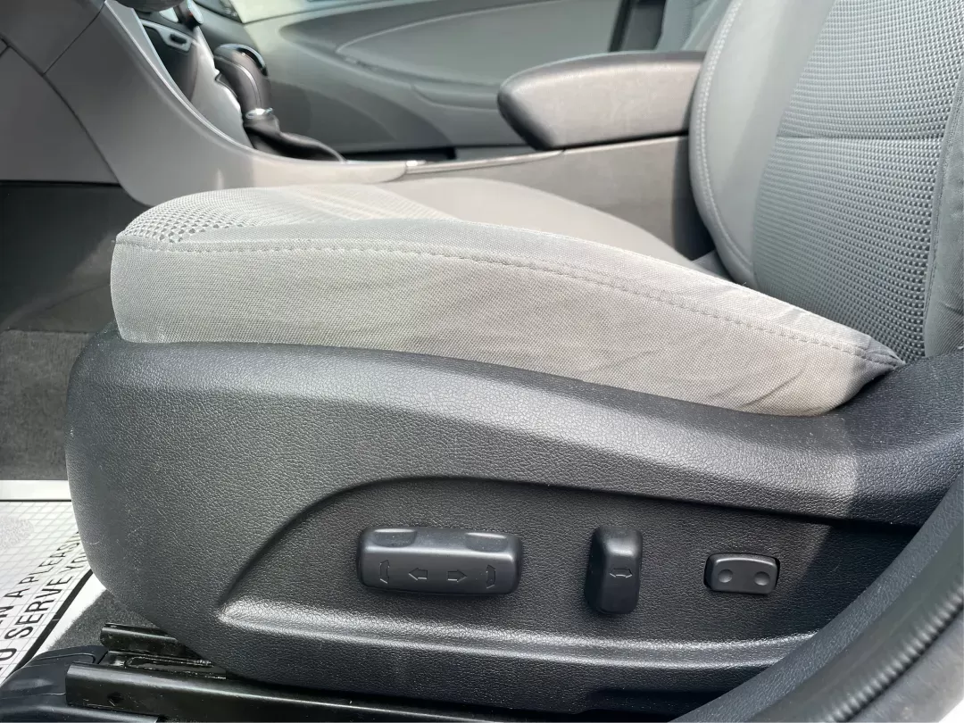 2013 Hyundai Sonata GLS (5NPEB4AC1DH) with an 2.4L I-4 gasoline direct injection engine, located at 8750 N County Rd 25A, Piqua, OH, 45356, (937) 908-9800, 40.164391, -84.232513 - Photo#17