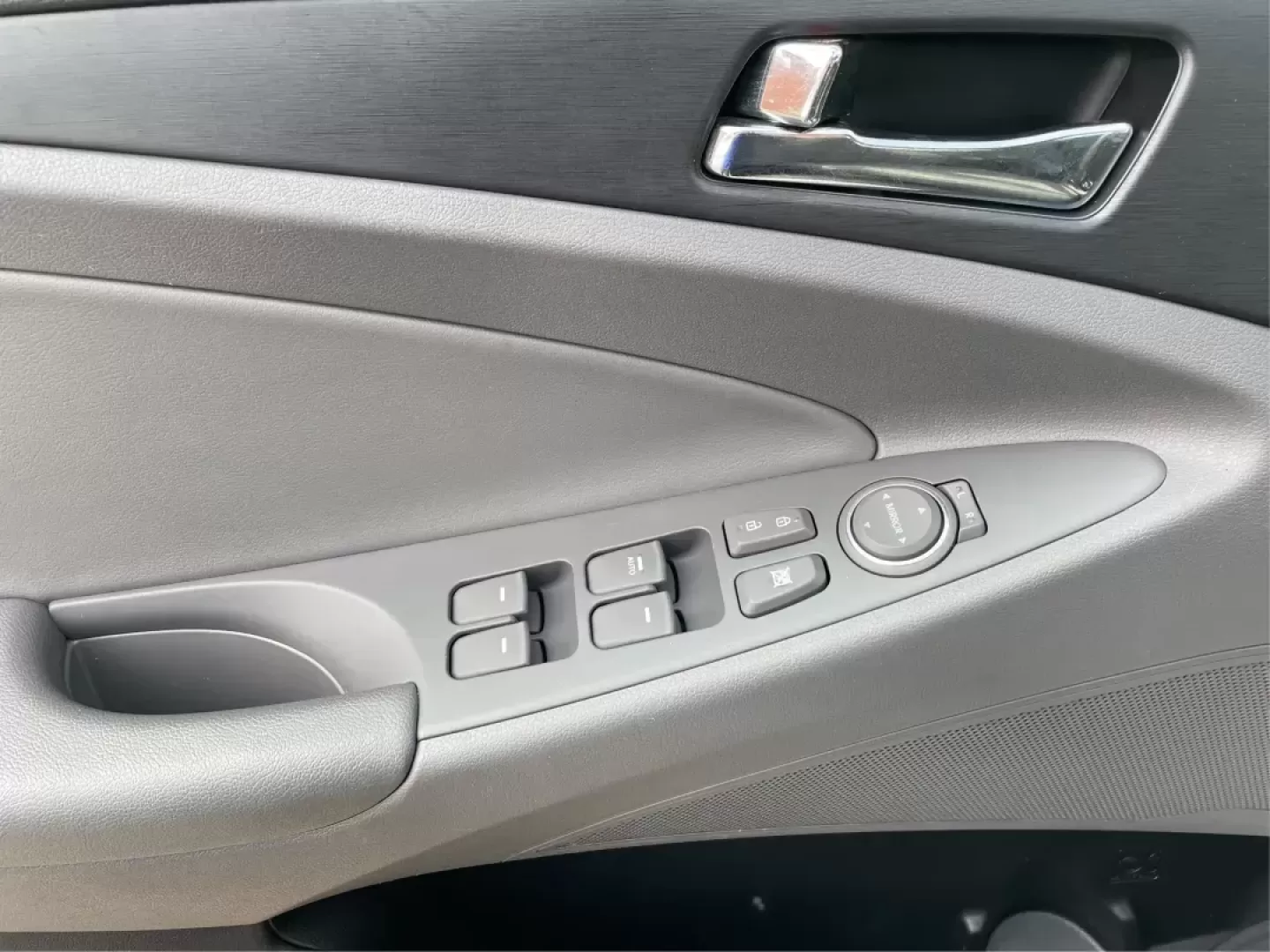2013 Hyundai Sonata GLS (5NPEB4AC1DH) with an 2.4L I-4 gasoline direct injection engine, located at 8750 N County Rd 25A, Piqua, OH, 45356, (937) 908-9800, 40.164391, -84.232513 - Photo#18