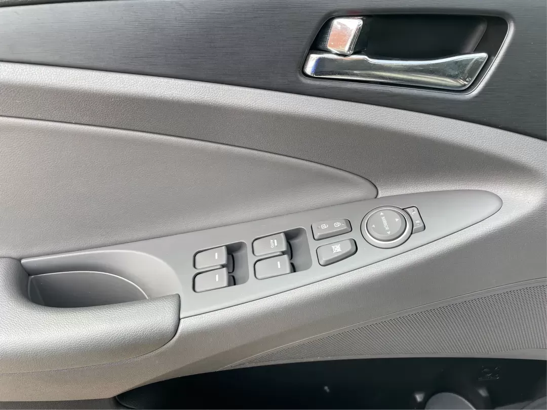 2013 Hyundai Sonata GLS (5NPEB4AC1DH) with an 2.4L I-4 gasoline direct injection engine, located at 8750 N County Rd 25A, Piqua, OH, 45356, (937) 908-9800, 40.164391, -84.232513 - Photo#18