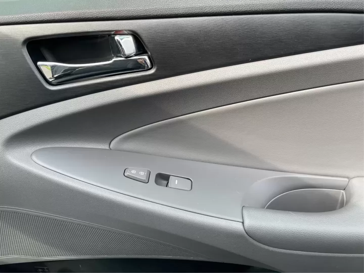 2013 Hyundai Sonata GLS (5NPEB4AC1DH) with an 2.4L I-4 gasoline direct injection engine, located at 8750 N County Rd 25A, Piqua, OH, 45356, (937) 908-9800, 40.164391, -84.232513 - Photo#19