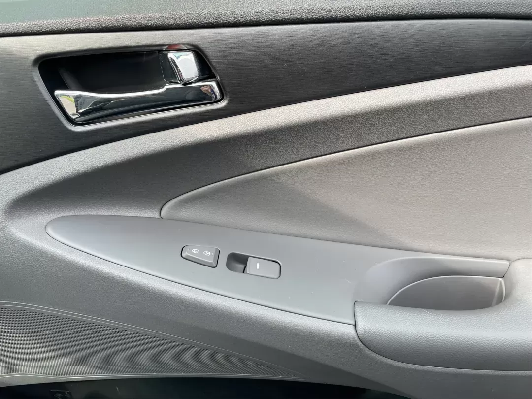 2013 Hyundai Sonata GLS (5NPEB4AC1DH) with an 2.4L I-4 gasoline direct injection engine, located at 8750 N County Rd 25A, Piqua, OH, 45356, (937) 908-9800, 40.164391, -84.232513 - Photo#19