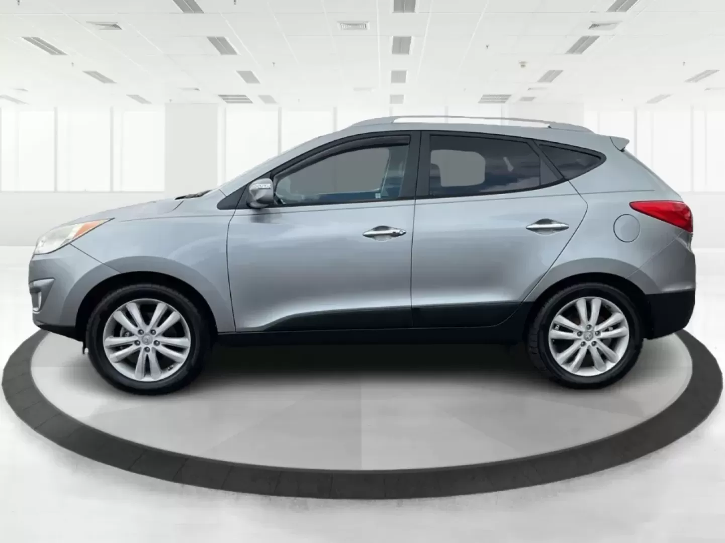 2013 Hyundai Tucson Limited (KM8JUCAC4DU) with an Other engine, located at 1230 East Main St, Xenia, OH, 45385, (937) 908-9800, 39.688026, -83.910172 - **Discover Your New Adventure Vehicle: 2013 Hyundai Tucson Limited at Advantage Car and Credit!** <br /> <br /> Are you searching for the perfect SUV that combines style, comfort, and versatility? Look no further than this striking 2013 Hyundai Tucson Limited, located right here at Advantage Car an - Photo#4