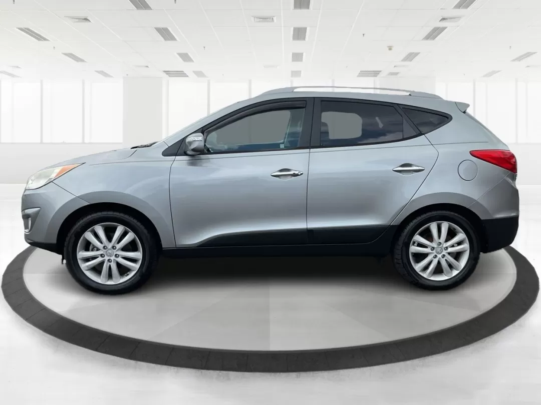 2013 Hyundai Tucson Limited (KM8JUCAC4DU) with an Other engine, located at 1230 East Main St, Xenia, OH, 45385, (937) 908-9800, 39.688026, -83.910172 - **Discover Your New Adventure Vehicle: 2013 Hyundai Tucson Limited at Advantage Car and Credit!** <br /> <br /> Are you searching for the perfect SUV that combines style, comfort, and versatility? Look no further than this striking 2013 Hyundai Tucson Limited, located right here at Advantage Car an - Photo#4