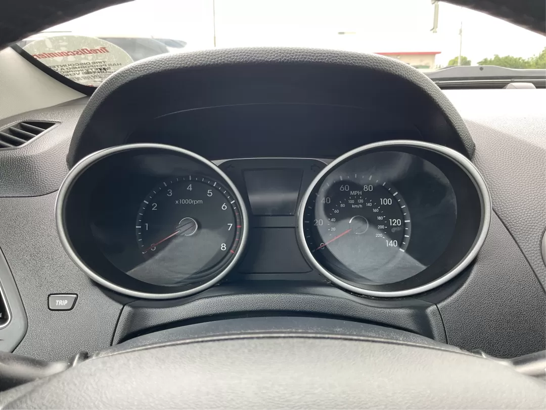 2013 Hyundai Tucson Limited (KM8JUCAC4DU) with an Other engine, located at 1230 East Main St, Xenia, OH, 45385, (937) 908-9800, 39.688026, -83.910172 - **Discover Your New Adventure Vehicle: 2013 Hyundai Tucson Limited at Advantage Car and Credit!** <br /> <br /> Are you searching for the perfect SUV that combines style, comfort, and versatility? Look no further than this striking 2013 Hyundai Tucson Limited, located right here at Advantage Car an - Photo#12