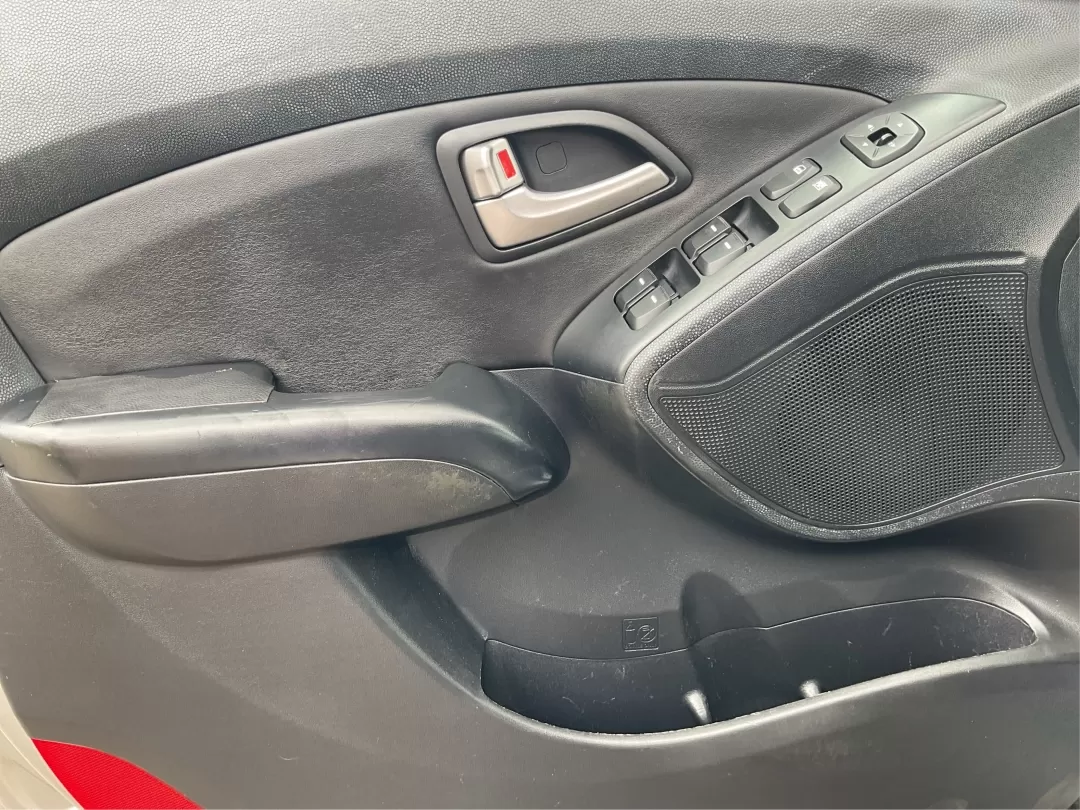 2013 Hyundai Tucson Limited (KM8JUCAC4DU) with an Other engine, located at 1230 East Main St, Xenia, OH, 45385, (937) 908-9800, 39.688026, -83.910172 - **Discover Your New Adventure Vehicle: 2013 Hyundai Tucson Limited at Advantage Car and Credit!** <br /> <br /> Are you searching for the perfect SUV that combines style, comfort, and versatility? Look no further than this striking 2013 Hyundai Tucson Limited, located right here at Advantage Car an - Photo#15