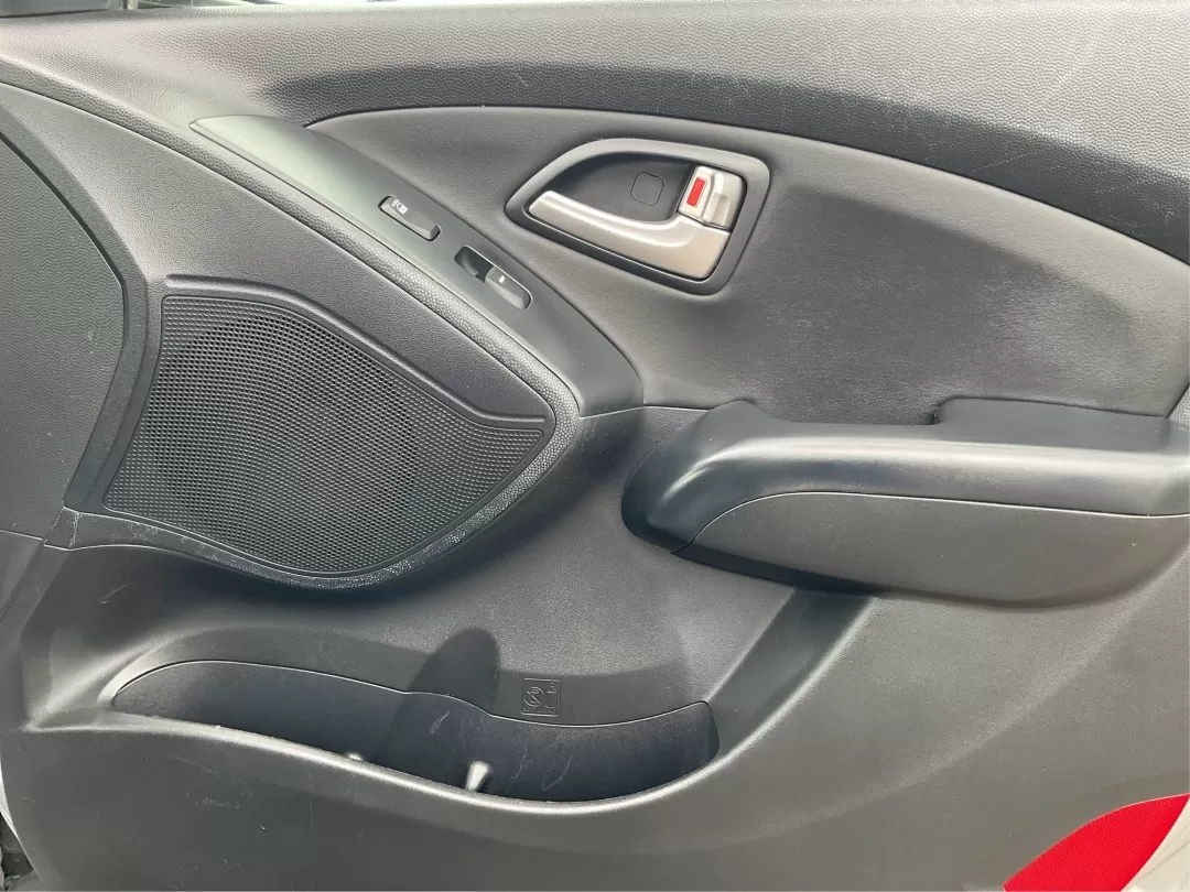 2013 Hyundai Tucson Limited (KM8JUCAC4DU) with an Other engine, located at 1230 East Main St, Xenia, OH, 45385, (937) 908-9800, 39.688026, -83.910172 - **Discover Your New Adventure Vehicle: 2013 Hyundai Tucson Limited at Advantage Car and Credit!** <br /> <br /> Are you searching for the perfect SUV that combines style, comfort, and versatility? Look no further than this striking 2013 Hyundai Tucson Limited, located right here at Advantage Car an - Photo#16