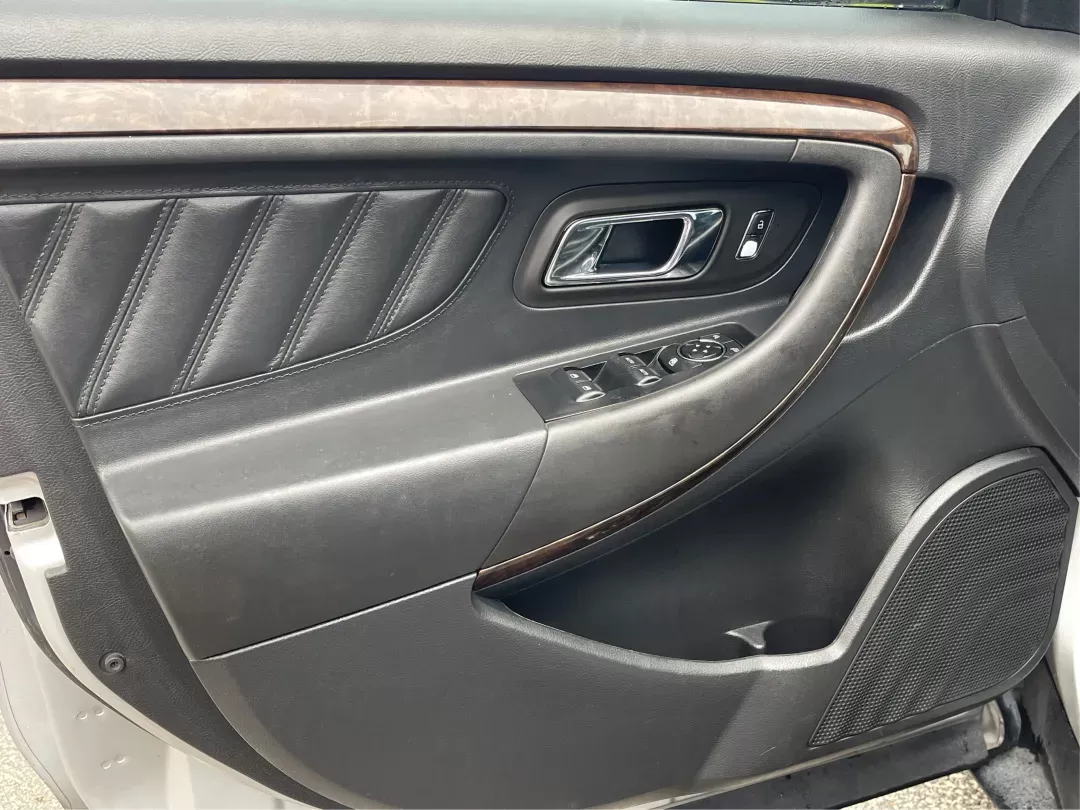 2016 Ford Taurus Limited (1FAHP2F82GG) with an EcoBoost 2L I-4 gasoline direct injection engine, located at 8750 N County Rd 25A, Piqua, OH, 45356, (937) 908-9800, 40.164391, -84.232513 - **Experience the Ultimate in Comfort and Style with the 2016 Ford Taurus Limited at Advantage Car and Credit!**<br /> <br /> Are you searching for a reliable sedan that seamlessly fits into your busy lifestyle? Whether you're commuting to work, taking the kids to soccer practice, or planning a weeke - Photo#17