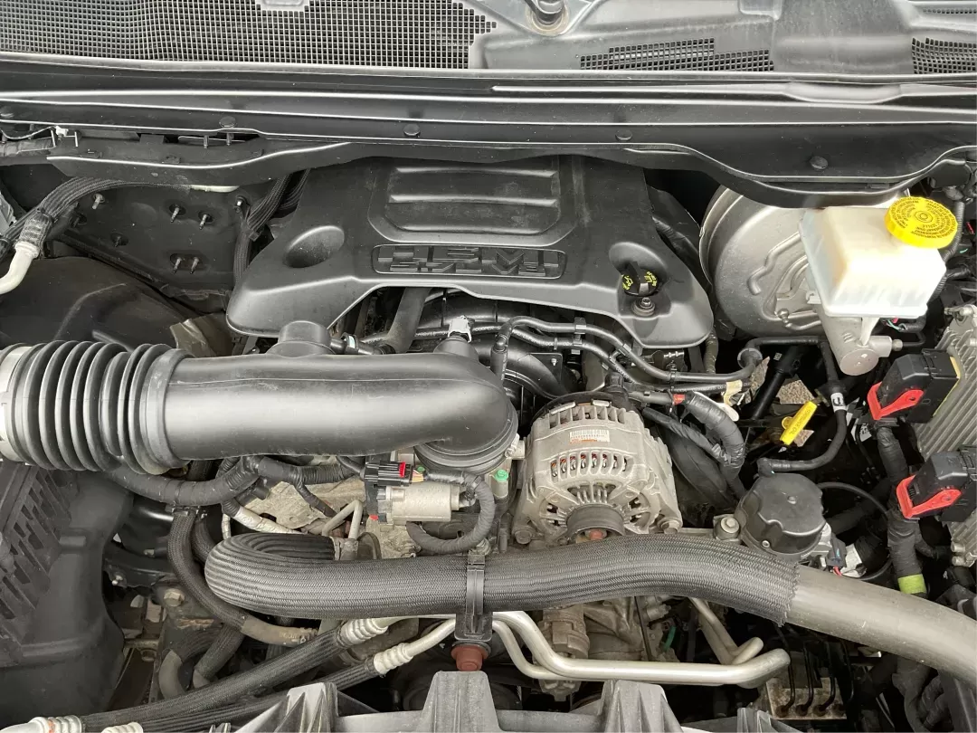 2019 Ram 1500 Laramie Crew Cab SWB 4WD (1C6SRFJT5KN) with an 5.7L V8 OHV 16V engine, 8-Speed Automatic transmission, located at 1230 East Main St, Xenia, OH, 45385, (937) 908-9800, 39.688026, -83.910172 - Photo#10
