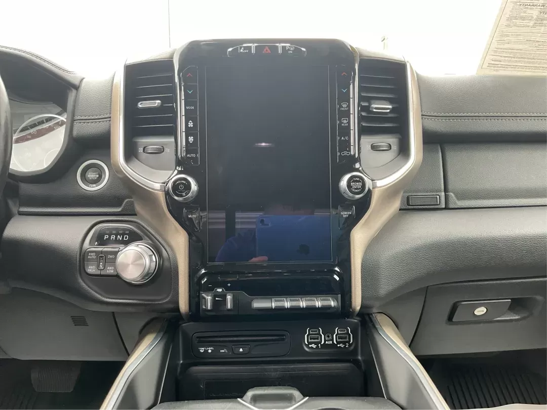 2019 Ram 1500 Laramie Crew Cab SWB 4WD (1C6SRFJT5KN) with an 5.7L V8 OHV 16V engine, 8-Speed Automatic transmission, located at 1230 East Main St, Xenia, OH, 45385, (937) 908-9800, 39.688026, -83.910172 - Photo#11