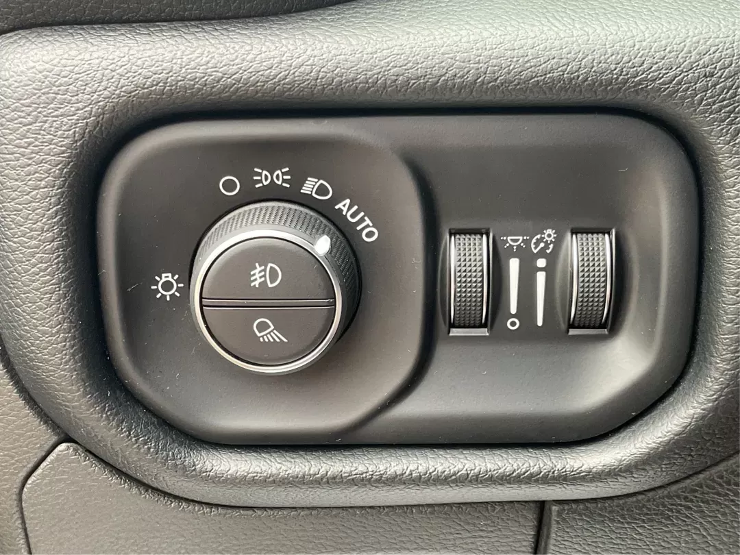 2019 Ram 1500 Laramie Crew Cab SWB 4WD (1C6SRFJT5KN) with an 5.7L V8 OHV 16V engine, 8-Speed Automatic transmission, located at 1230 East Main St, Xenia, OH, 45385, (937) 908-9800, 39.688026, -83.910172 - Photo#15
