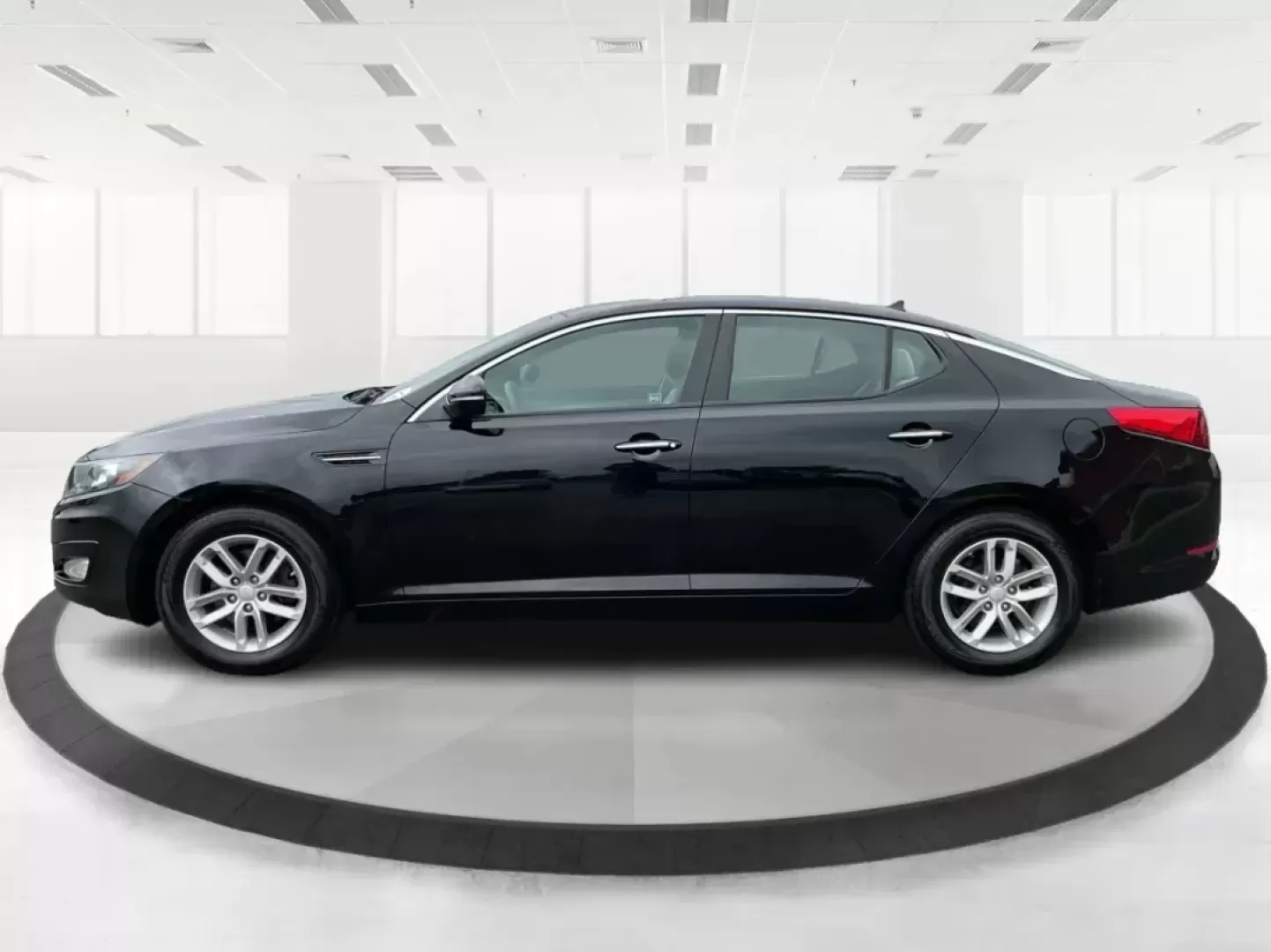 2013 Kia Optima LX (5XXGM4A72DG) with an 2.4L I-4 gasoline direct injection engine, located at 401 Woodman Dr, Riverside, OH, 45431, (937) 908-9800, 39.760899, -84.123421 - Photo#4