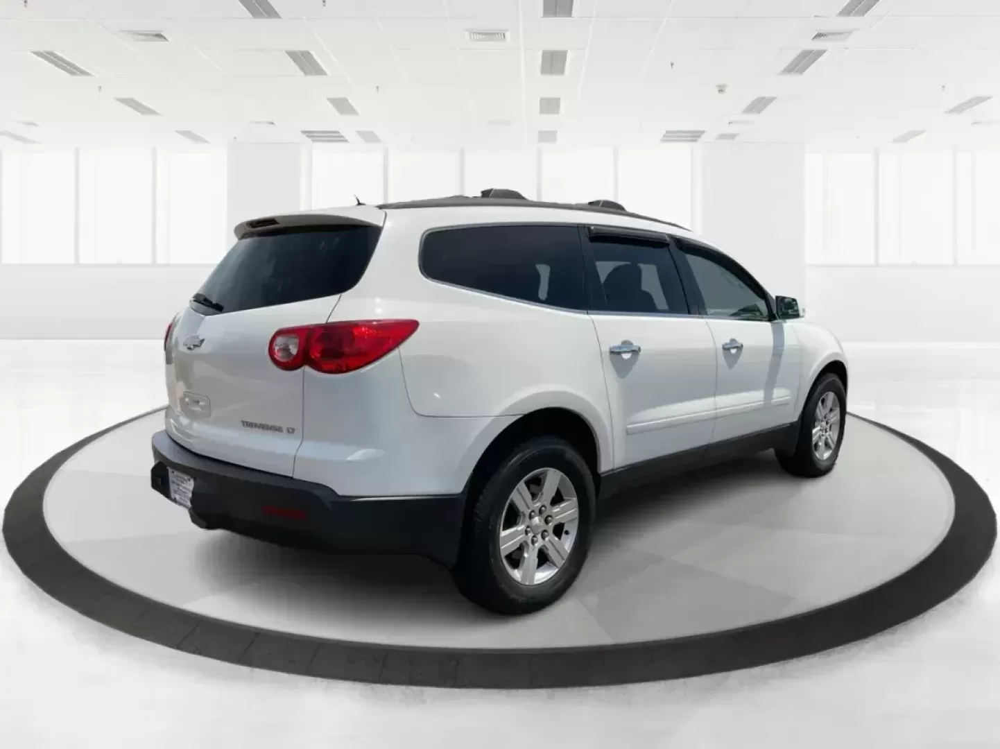2012 Chevrolet Traverse 1LT (1GNKRGED8CJ) with an 3.6L V-6 gasoline direct injection engine, located at 4508 South Dixie Dr, Moraine, OH, 45439, (937) 908-9800, 39.689976, -84.218452 - Photo#2