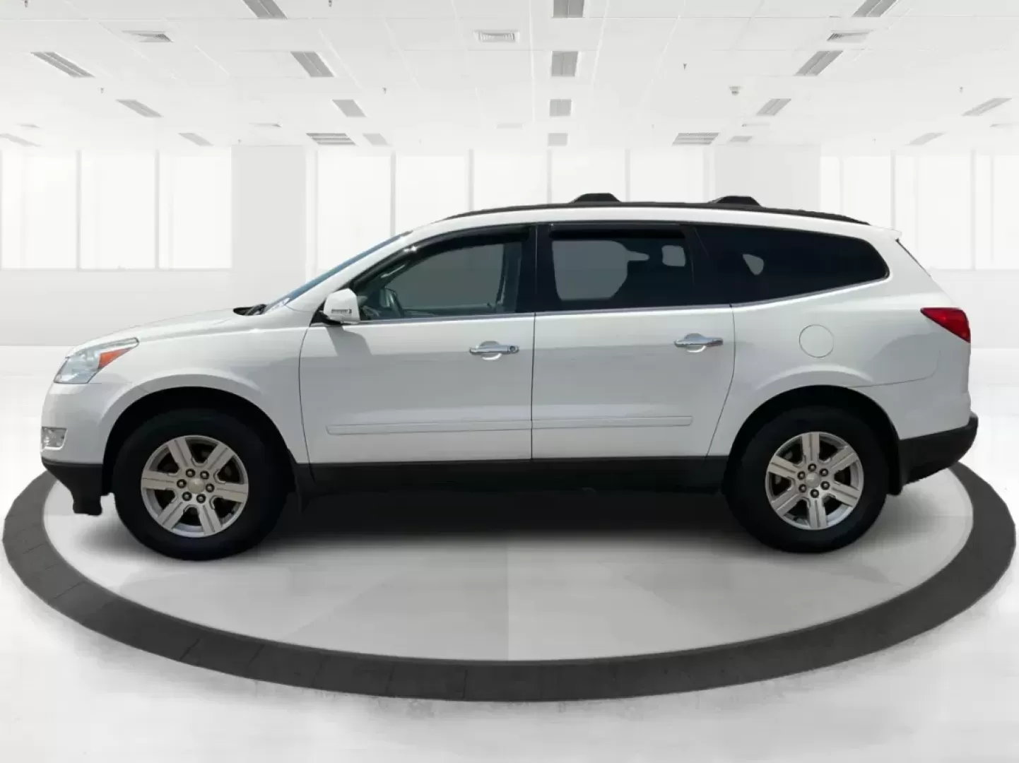 2012 Chevrolet Traverse 1LT (1GNKRGED8CJ) with an 3.6L V-6 gasoline direct injection engine, located at 4508 South Dixie Dr, Moraine, OH, 45439, (937) 908-9800, 39.689976, -84.218452 - Photo#4