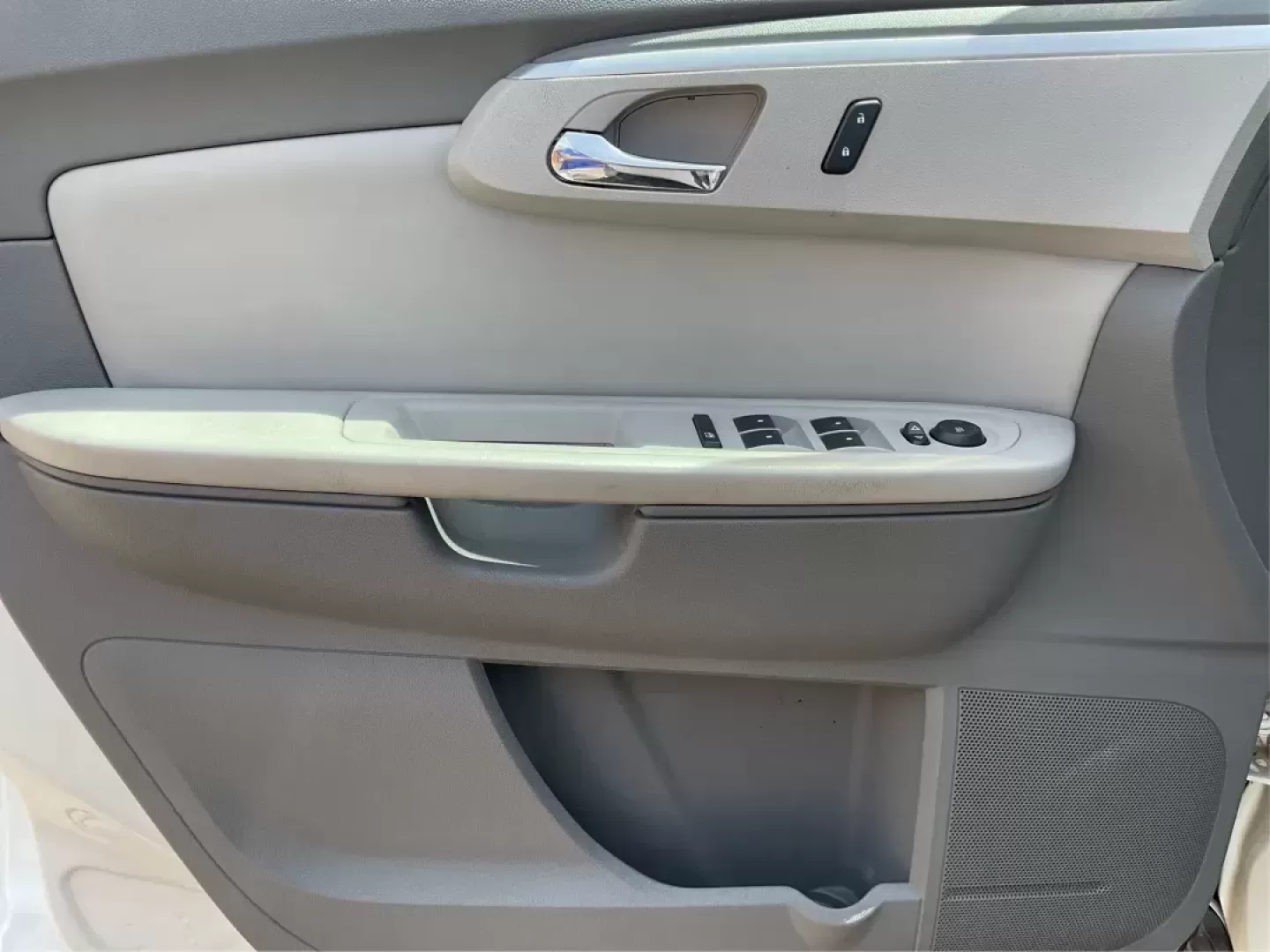 2012 Chevrolet Traverse 1LT (1GNKRGED8CJ) with an 3.6L V-6 gasoline direct injection engine, located at 4508 South Dixie Dr, Moraine, OH, 45439, (937) 908-9800, 39.689976, -84.218452 - Photo#17