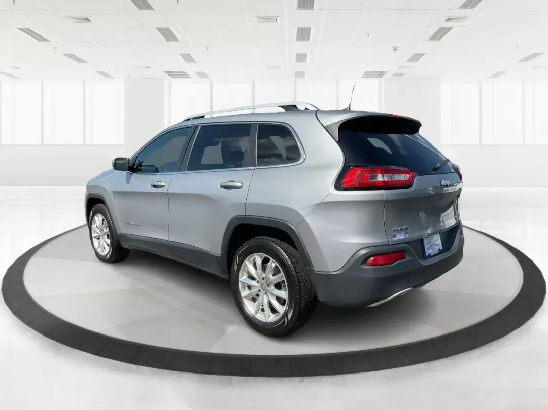 2017 Jeep Cherokee Limited 4x4 (1C4PJMDB5HW) with an Other engine, located at 4508 South Dixie Dr, Moraine, OH, 45439, (937) 908-9800, 39.689976, -84.218452 - Photo#4