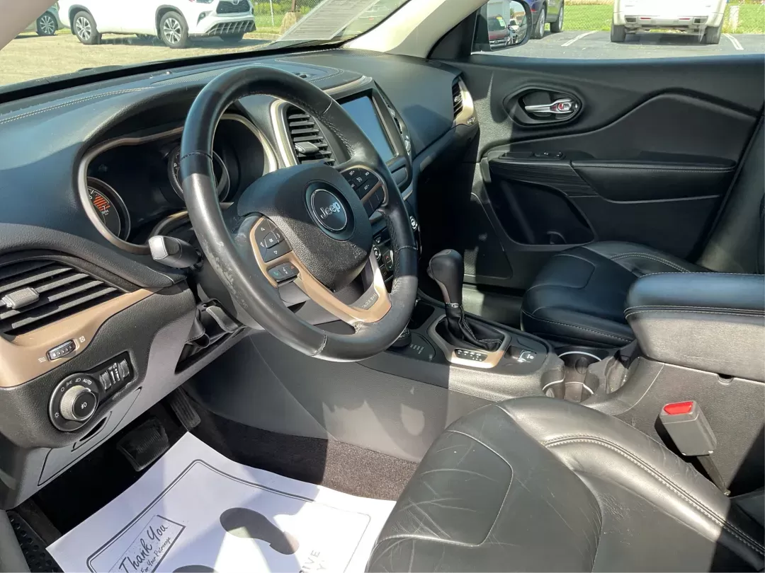 2017 Jeep Cherokee Limited 4x4 (1C4PJMDB5HW) with an Other engine, located at 4508 South Dixie Dr, Moraine, OH, 45439, (937) 908-9800, 39.689976, -84.218452 - Photo#8