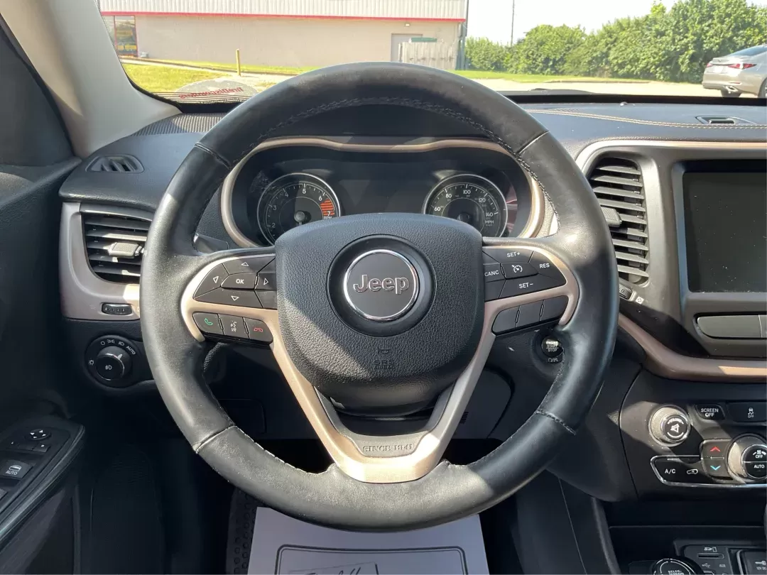 2017 Jeep Cherokee Limited 4x4 (1C4PJMDB5HW) with an Other engine, located at 4508 South Dixie Dr, Moraine, OH, 45439, (937) 908-9800, 39.689976, -84.218452 - Photo#15