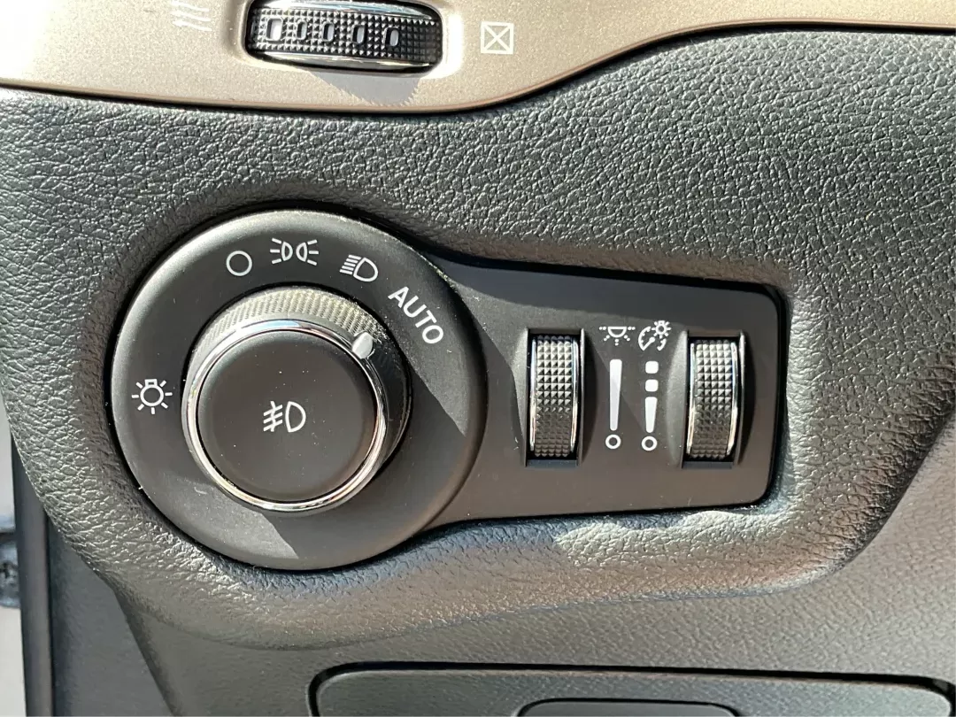 2017 Jeep Cherokee Limited 4x4 (1C4PJMDB5HW) with an Other engine, located at 4508 South Dixie Dr, Moraine, OH, 45439, (937) 908-9800, 39.689976, -84.218452 - Photo#16