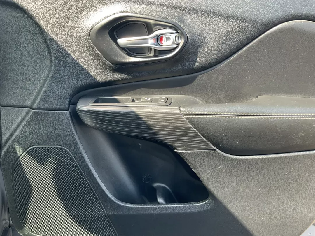 2017 Jeep Cherokee Limited 4x4 (1C4PJMDB5HW) with an Other engine, located at 4508 South Dixie Dr, Moraine, OH, 45439, (937) 908-9800, 39.689976, -84.218452 - Photo#19