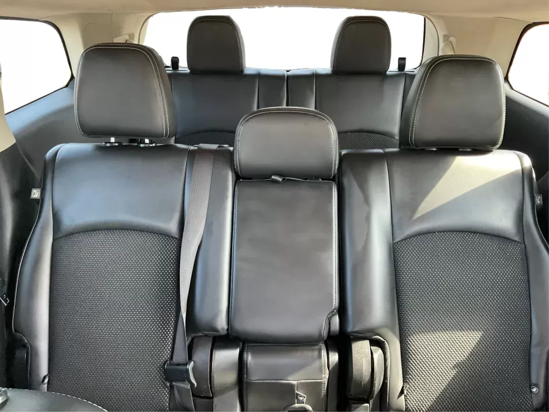 2018 Dodge Journey Crossroad AWD (3C4PDDGG8JT) with an Pentastar 3.6L V-6 DOHC engine, located at 4508 South Dixie Dr, Moraine, OH, 45439, (937) 908-9800, 39.689976, -84.218452 - **Adventure Awaits: Embrace the Journey in Your Next SUV!**<br /> <br /> Are you ready for unforgettable family road trips, weekend getaways, or simply tackling your daily commute with style? Advantage Car and Credit in Fairborn, OH, offers the perfect vehicle to elevate your lifestyle. Presenting t - Photo#12