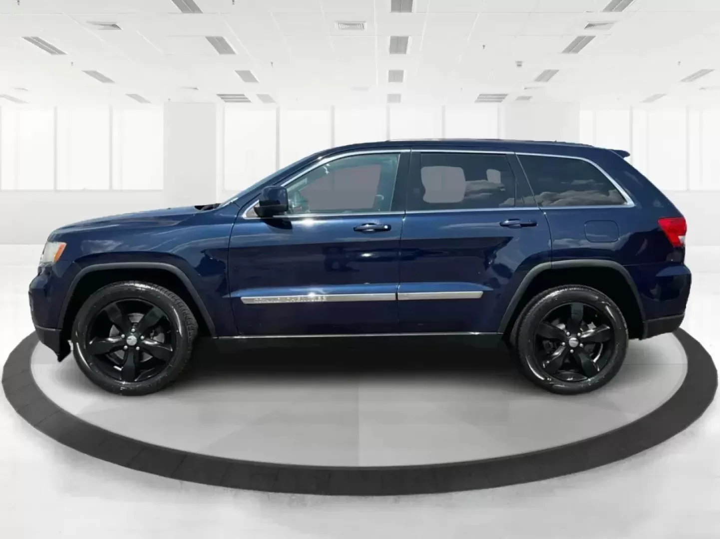 2013 Jeep Grand Cherokee Laredo (1C4RJFAG7DC) with an Other engine, located at 1951 S Dayton Lakeview Rd., New Carlisle, OH, 45344, (937) 908-9800, 39.890999, -84.050255 - **Unleash Adventure with the 2013 Jeep Grand Cherokee Laredo Your Perfect SUV Awaits!**<br /> <br /> Are you ready to elevate your lifestyle and embrace thrilling weekend adventures? The 2013 Jeep Grand Cherokee Laredo, available at Advantage Car and Credit in Fairborn, OH, is the ideal vehicle for - Photo#5