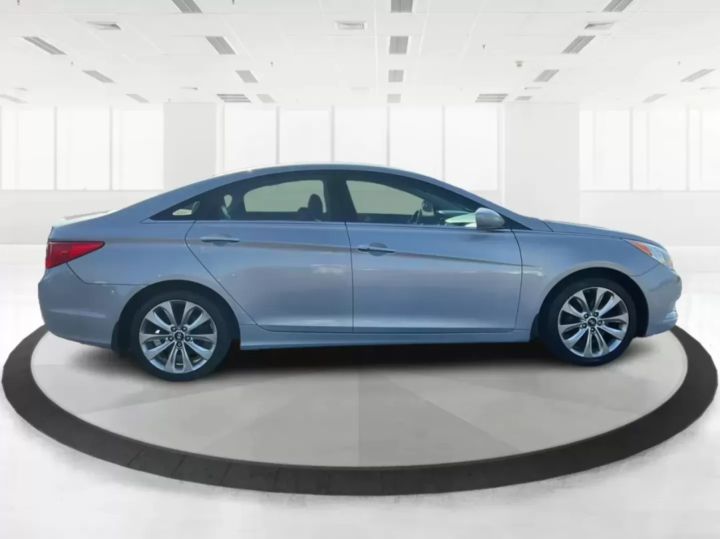 2013 Hyundai Sonata SE (5NPEC4AC8DH) with an 2.4L I-4 gasoline direct injection engine, located at 880 E. National Road, Vandalia, OH, 45377, (937) 908-9800, 39.891918, -84.183594 - Photo#1