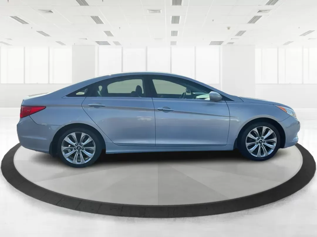 2013 Hyundai Sonata SE (5NPEC4AC8DH) with an 2.4L I-4 gasoline direct injection engine, located at 880 E. National Road, Vandalia, OH, 45377, (937) 908-9800, 39.891918, -84.183594 - Photo#1