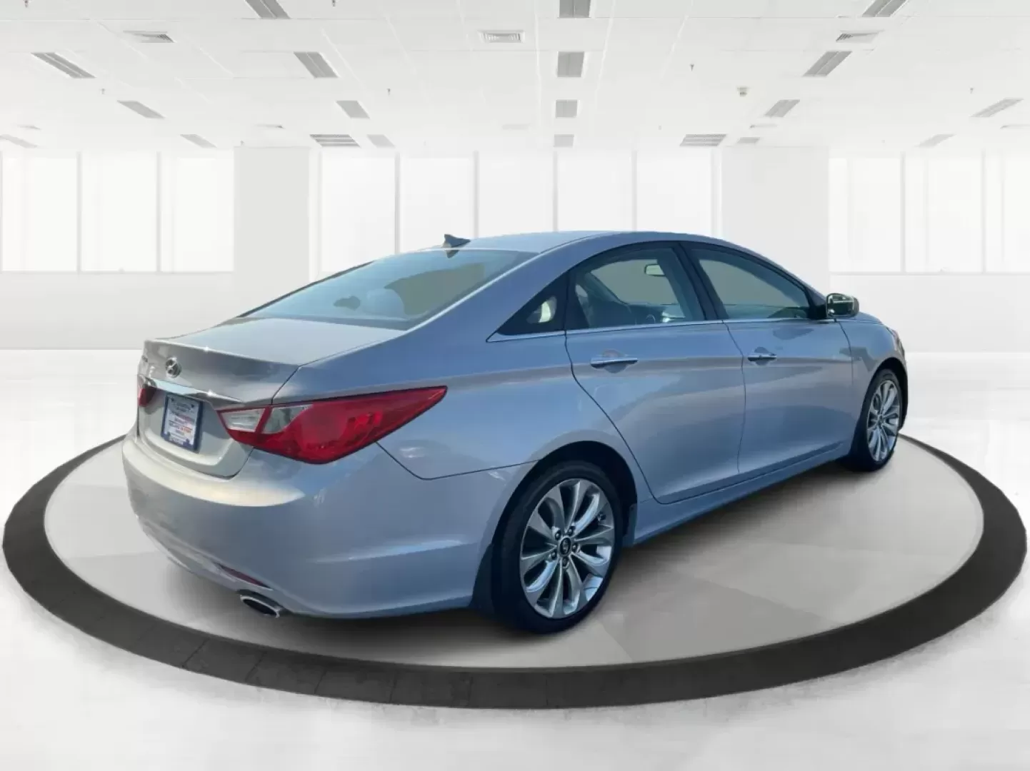 2013 Hyundai Sonata SE (5NPEC4AC8DH) with an 2.4L I-4 gasoline direct injection engine, located at 880 E. National Road, Vandalia, OH, 45377, (937) 908-9800, 39.891918, -84.183594 - Photo#2