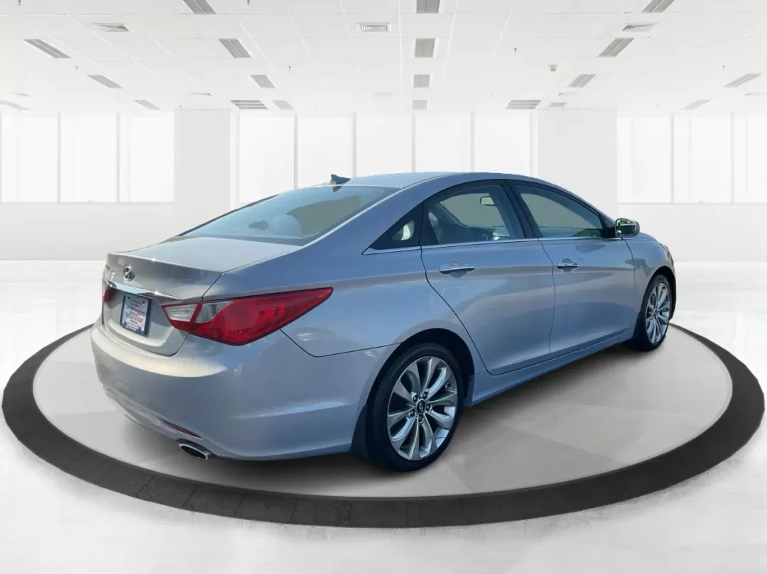 2013 Hyundai Sonata SE (5NPEC4AC8DH) with an 2.4L I-4 gasoline direct injection engine, located at 880 E. National Road, Vandalia, OH, 45377, (937) 908-9800, 39.891918, -84.183594 - Photo#2