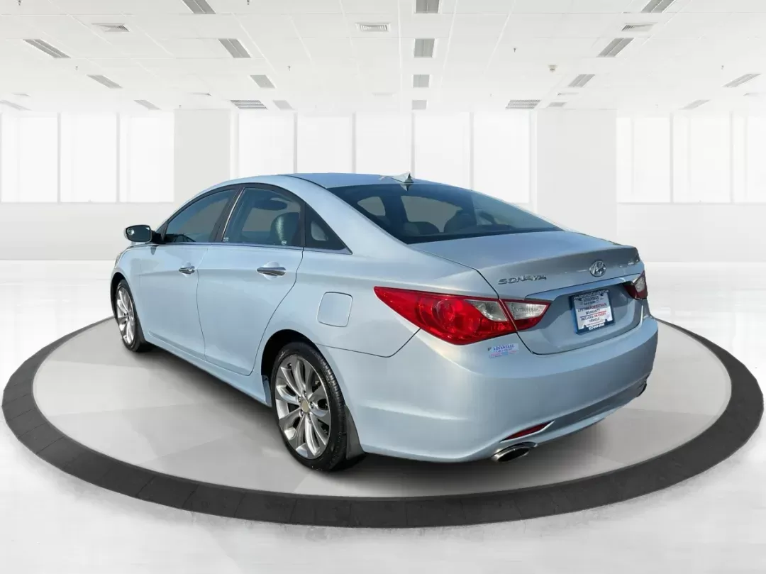 2013 Hyundai Sonata SE (5NPEC4AC8DH) with an 2.4L I-4 gasoline direct injection engine, located at 880 E. National Road, Vandalia, OH, 45377, (937) 908-9800, 39.891918, -84.183594 - Photo#4