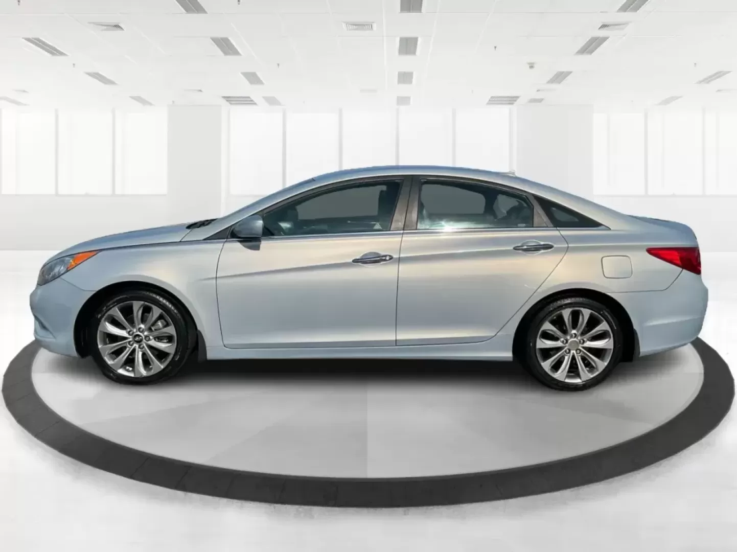 2013 Hyundai Sonata SE (5NPEC4AC8DH) with an 2.4L I-4 gasoline direct injection engine, located at 880 E. National Road, Vandalia, OH, 45377, (937) 908-9800, 39.891918, -84.183594 - Photo#5