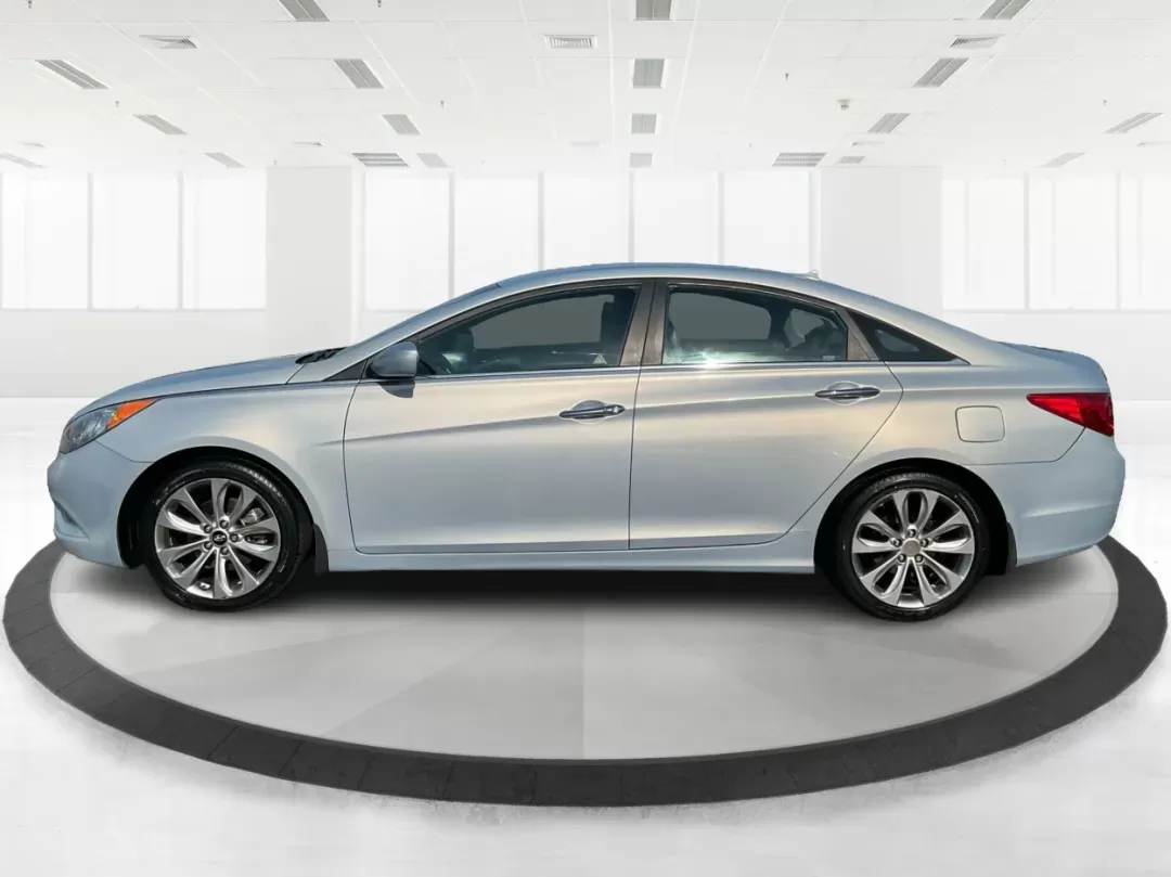 2013 Hyundai Sonata SE (5NPEC4AC8DH) with an 2.4L I-4 gasoline direct injection engine, located at 880 E. National Road, Vandalia, OH, 45377, (937) 908-9800, 39.891918, -84.183594 - Photo#5
