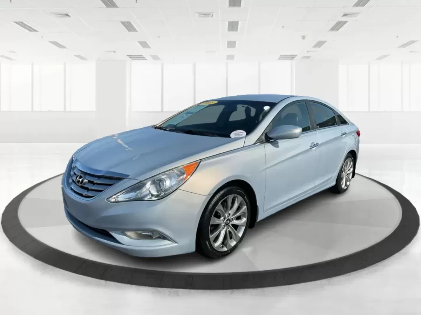 2013 Hyundai Sonata SE (5NPEC4AC8DH) with an 2.4L I-4 gasoline direct injection engine, located at 880 E. National Road, Vandalia, OH, 45377, (937) 908-9800, 39.891918, -84.183594 - Photo#7