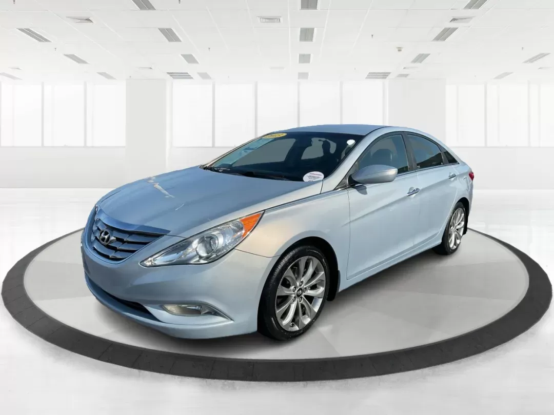 2013 Hyundai Sonata SE (5NPEC4AC8DH) with an 2.4L I-4 gasoline direct injection engine, located at 880 E. National Road, Vandalia, OH, 45377, (937) 908-9800, 39.891918, -84.183594 - Photo#7