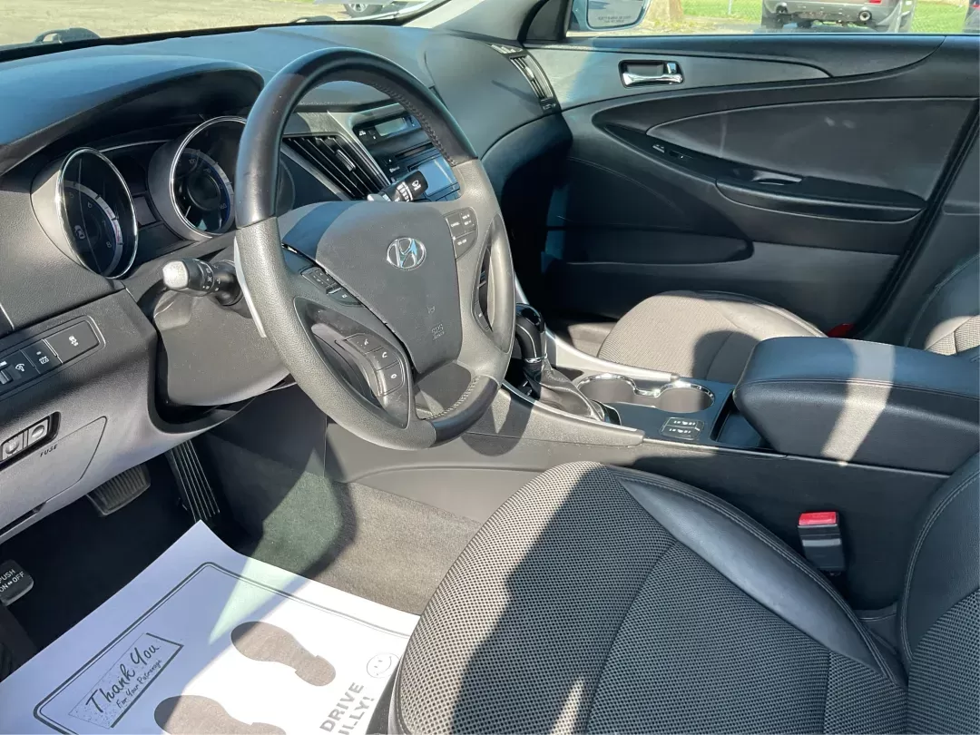 2013 Hyundai Sonata SE (5NPEC4AC8DH) with an 2.4L I-4 gasoline direct injection engine, located at 880 E. National Road, Vandalia, OH, 45377, (937) 908-9800, 39.891918, -84.183594 - Photo#8