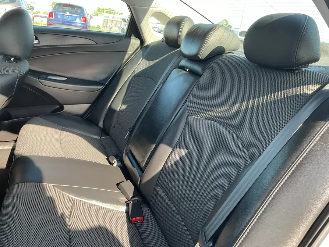 2013 Hyundai Sonata SE (5NPEC4AC8DH) with an 2.4L I-4 gasoline direct injection engine, located at 880 E. National Road, Vandalia, OH, 45377, (937) 908-9800, 39.891918, -84.183594 - Photo#9