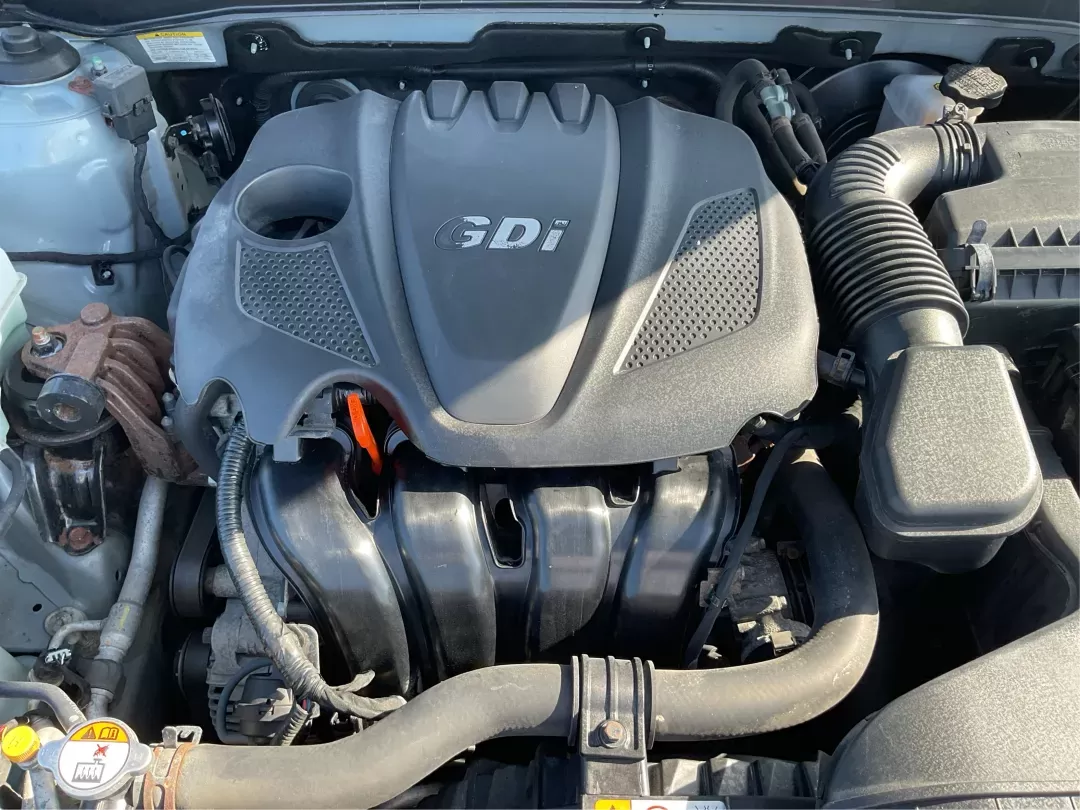 2013 Hyundai Sonata SE (5NPEC4AC8DH) with an 2.4L I-4 gasoline direct injection engine, located at 880 E. National Road, Vandalia, OH, 45377, (937) 908-9800, 39.891918, -84.183594 - Photo#10