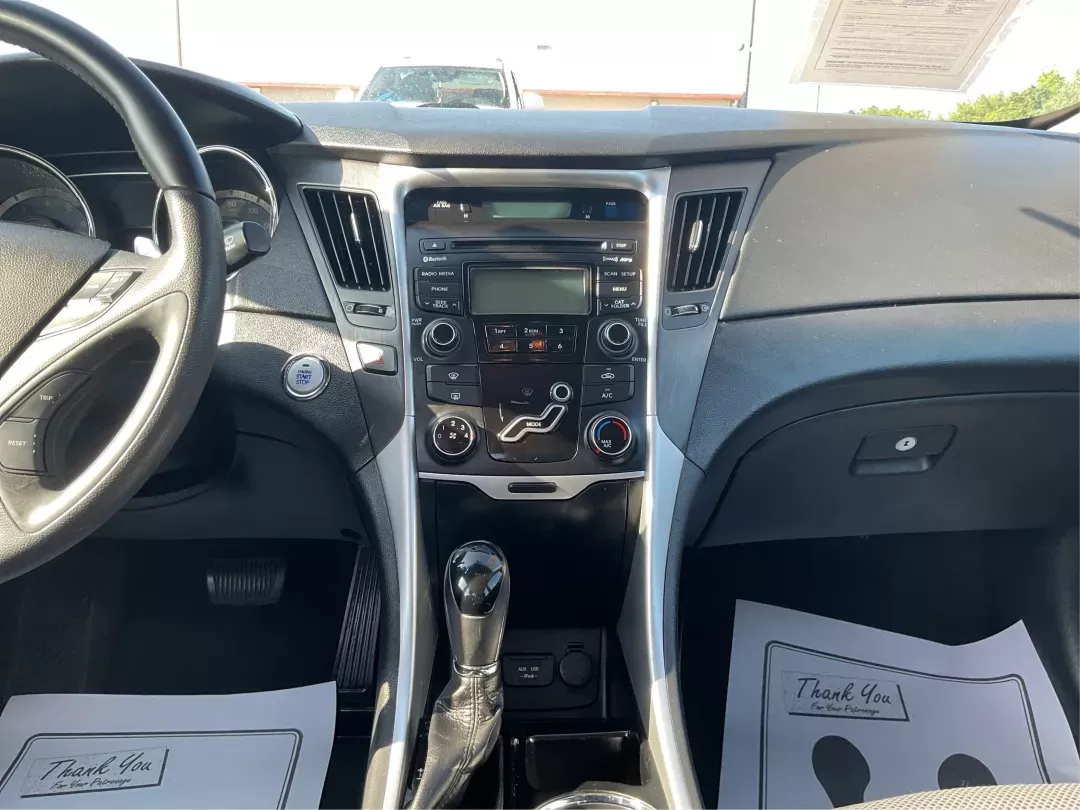 2013 Hyundai Sonata SE (5NPEC4AC8DH) with an 2.4L I-4 gasoline direct injection engine, located at 880 E. National Road, Vandalia, OH, 45377, (937) 908-9800, 39.891918, -84.183594 - Photo#12
