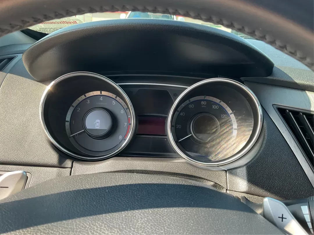 2013 Hyundai Sonata SE (5NPEC4AC8DH) with an 2.4L I-4 gasoline direct injection engine, located at 880 E. National Road, Vandalia, OH, 45377, (937) 908-9800, 39.891918, -84.183594 - Photo#14